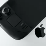 Steam Deck OLED trên một chiếc MacBook Pro, hiển thị màn hình game giả lập PS2