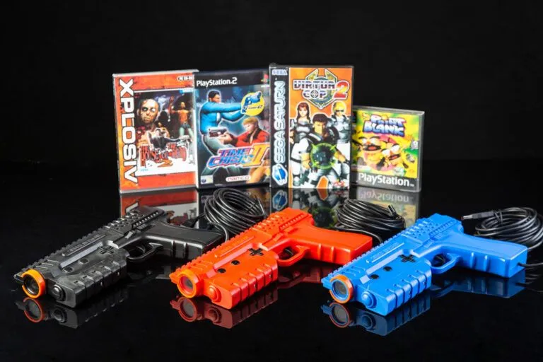 Súng điều khiển ánh sáng Sinden Lightgun với ba tùy chọn màu sắc, cùng hình ảnh minh họa các game bắn súng light gun cổ điển như Time Crisis II và Virtua Cop 2.