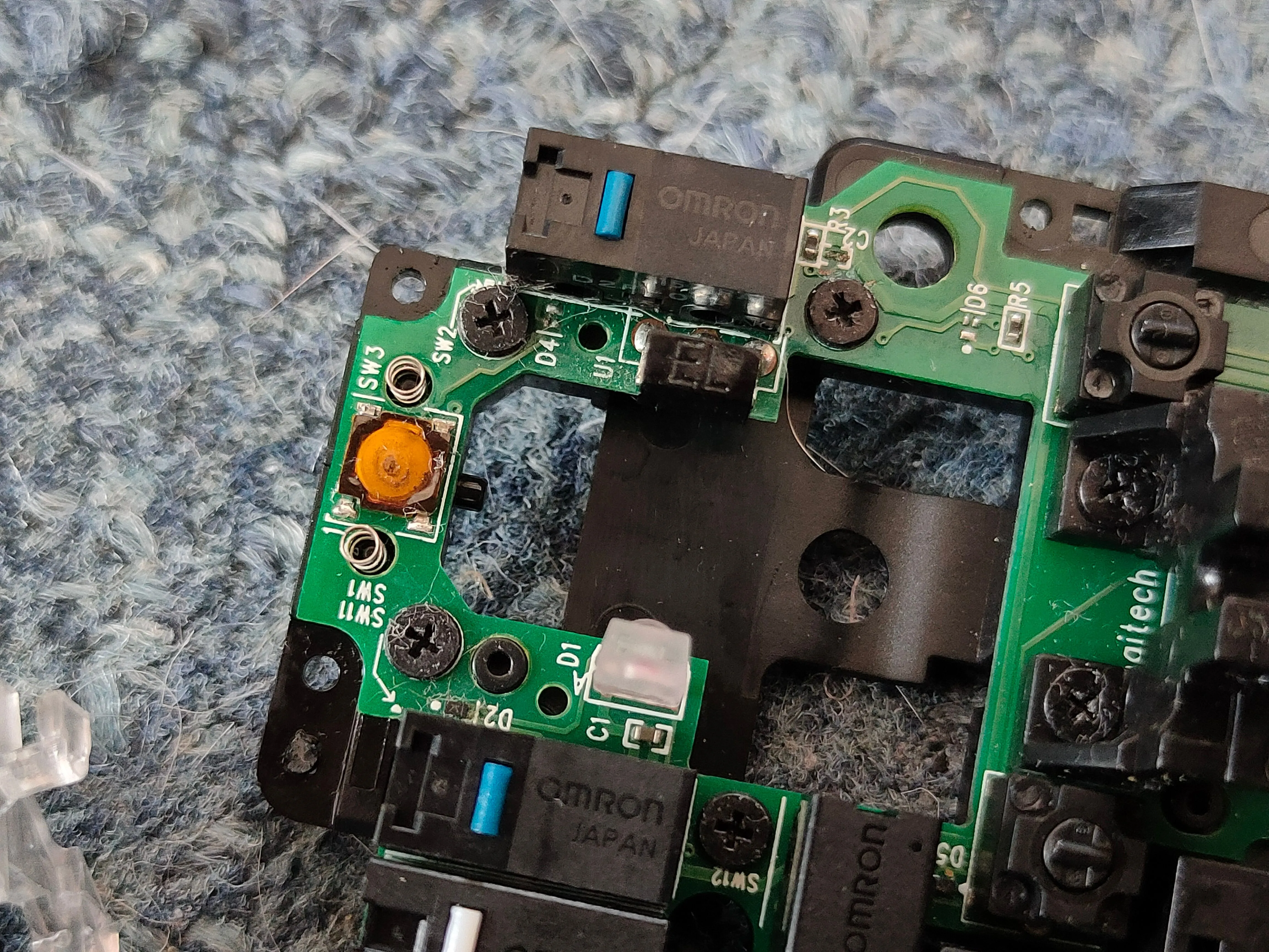Switch Omron Nhật Bản trên bo mạch Logitech G502 đã được mod giảm pre-travel.