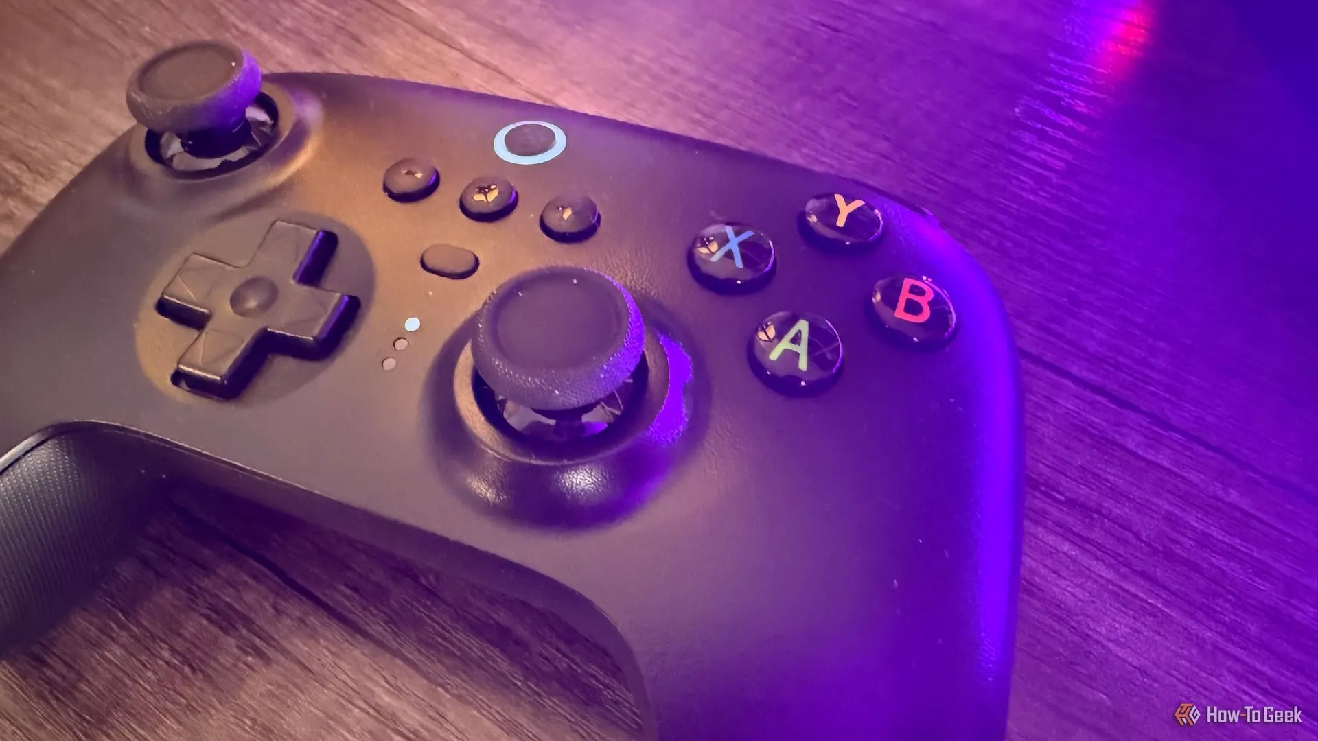 Tay cầm chơi game hiện đại trên bàn, gợi ý việc tái sử dụng tay cầm cũ cho các nền tảng khác.