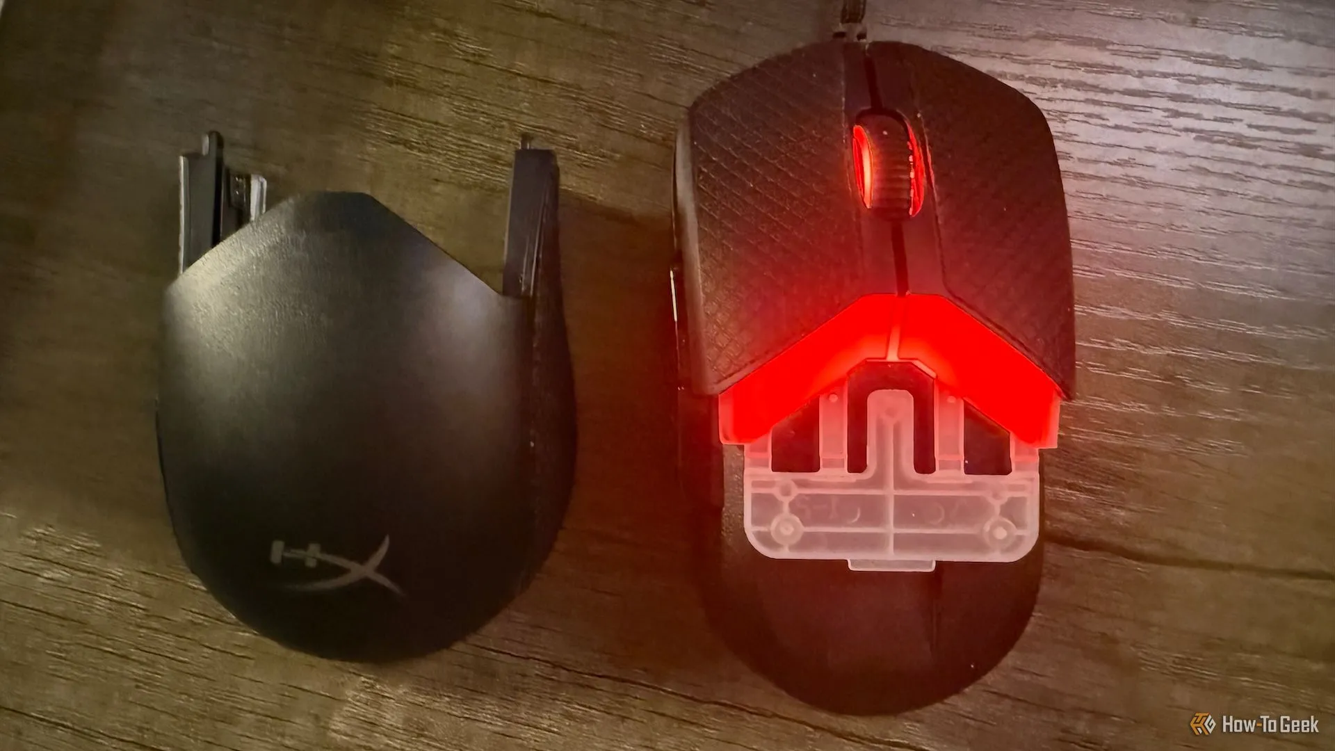 Thân chuột HyperX Pulsefire Saga được tháo rời để lộ các bộ phận mô-đun bên trong