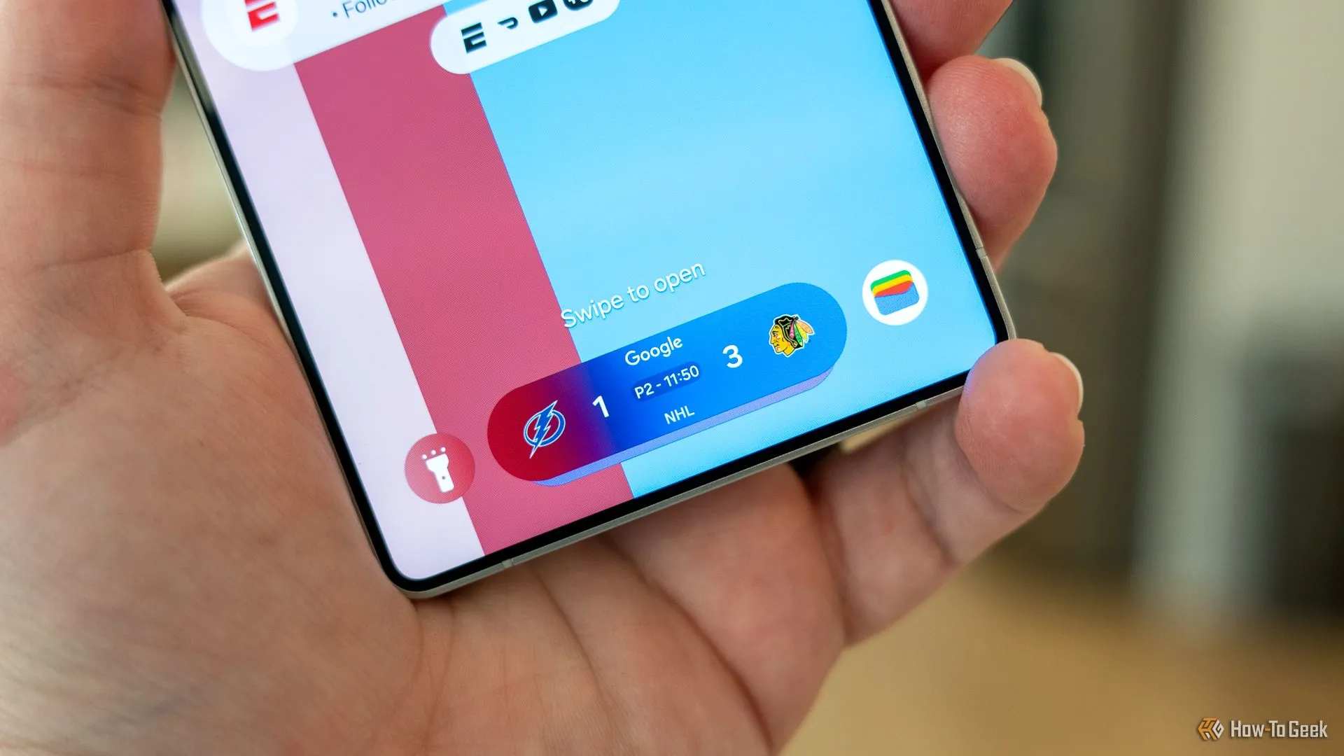 Thanh 'Now Bar' hiển thị thông báo trực tiếp trên màn hình của điện thoại Samsung Galaxy S25 Ultra