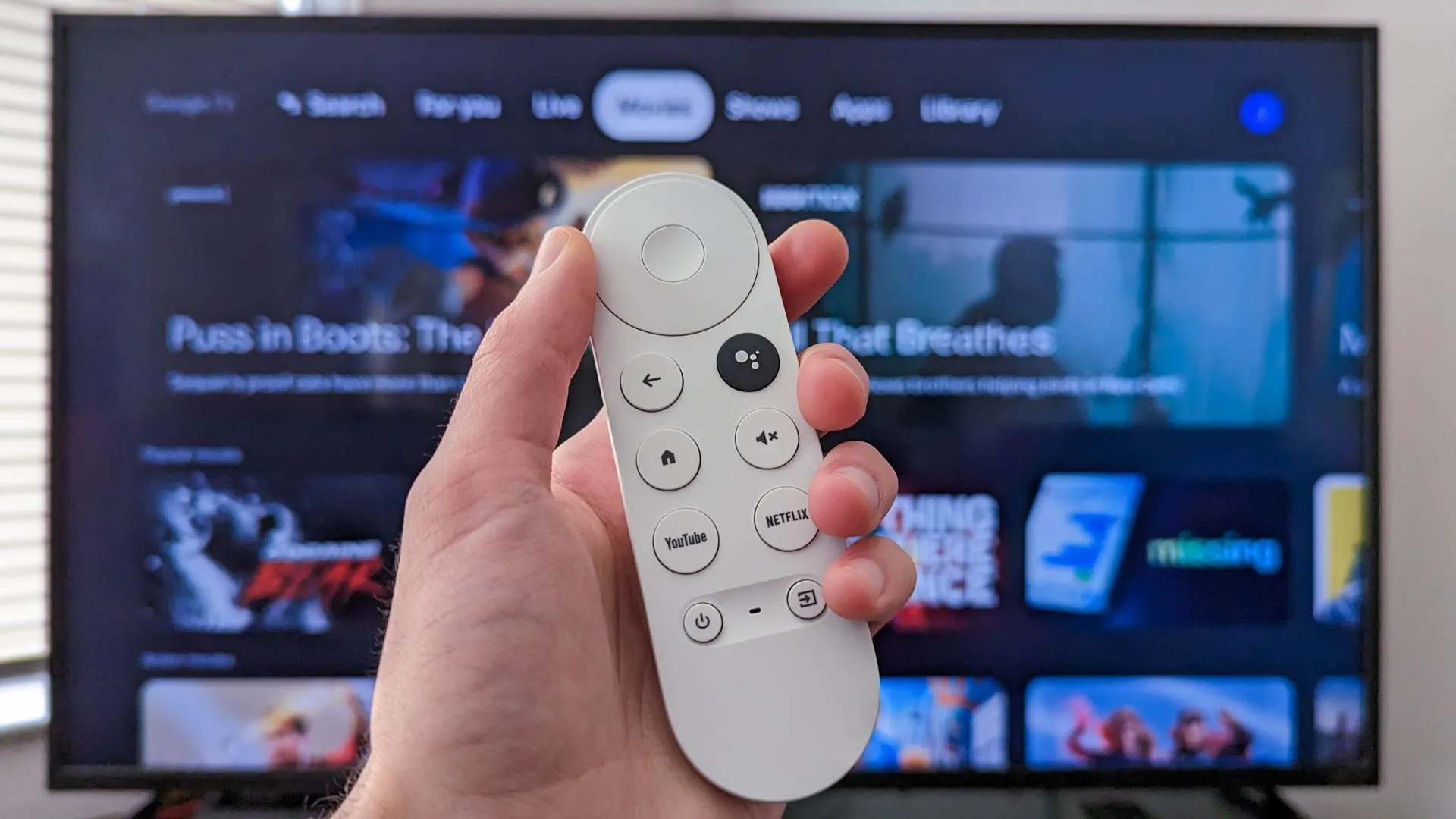 Thiết bị Chromecast với Google TV hoạt động trên màn hình