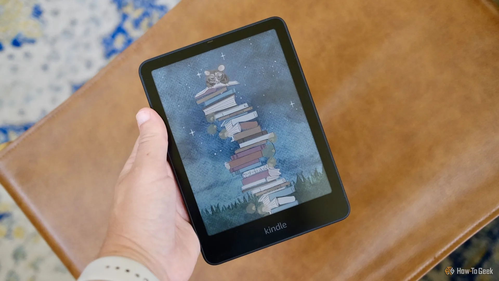 Thiết bị đọc sách điện tử Kindle Colorsoft màu vàng đặt trên bàn