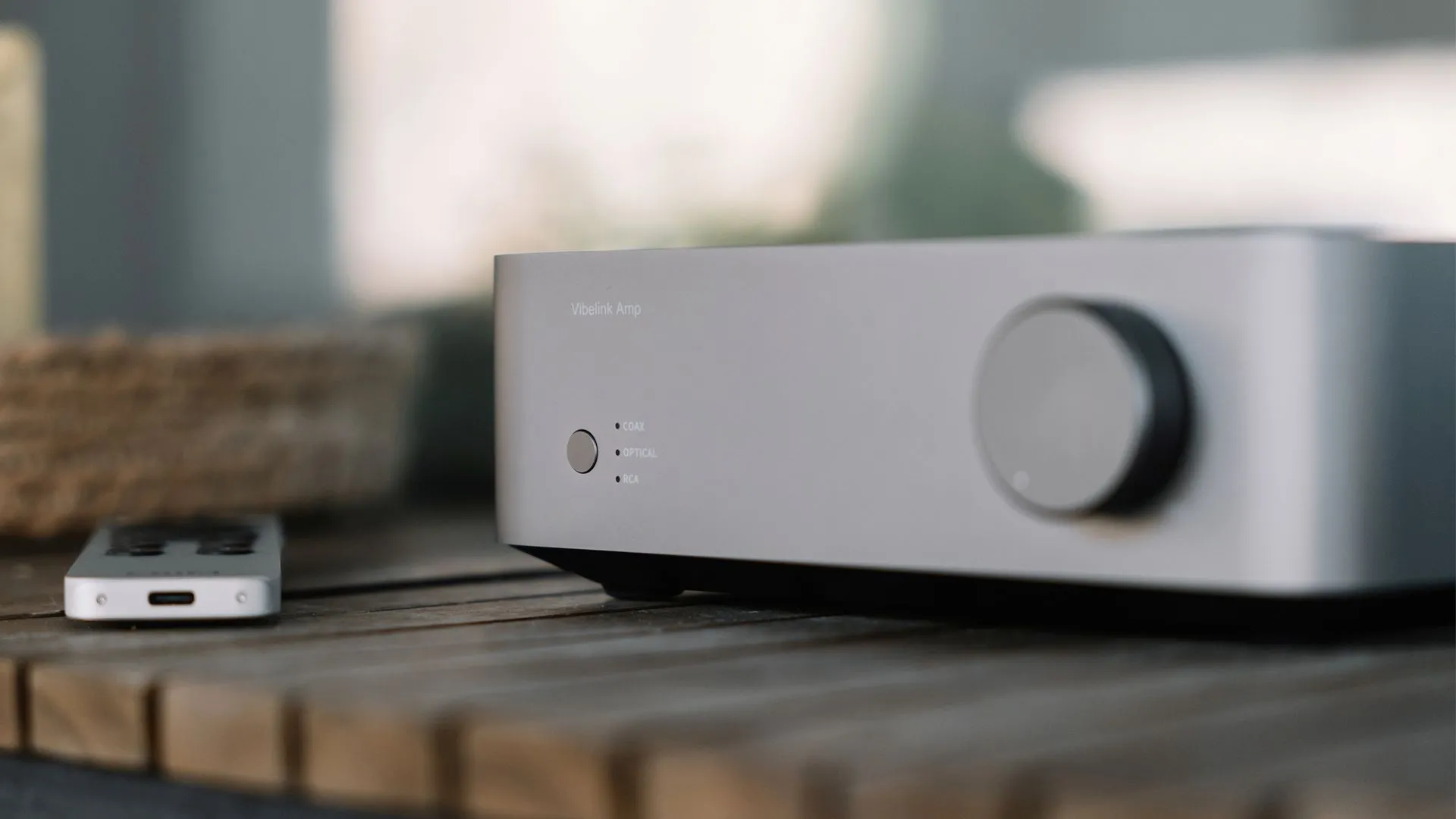 Thiết bị khuếch đại âm thanh WiiM Vibelink Amplifier màu đen, nhỏ gọn và tinh tế, phù hợp cho hệ thống âm thanh gia đình.