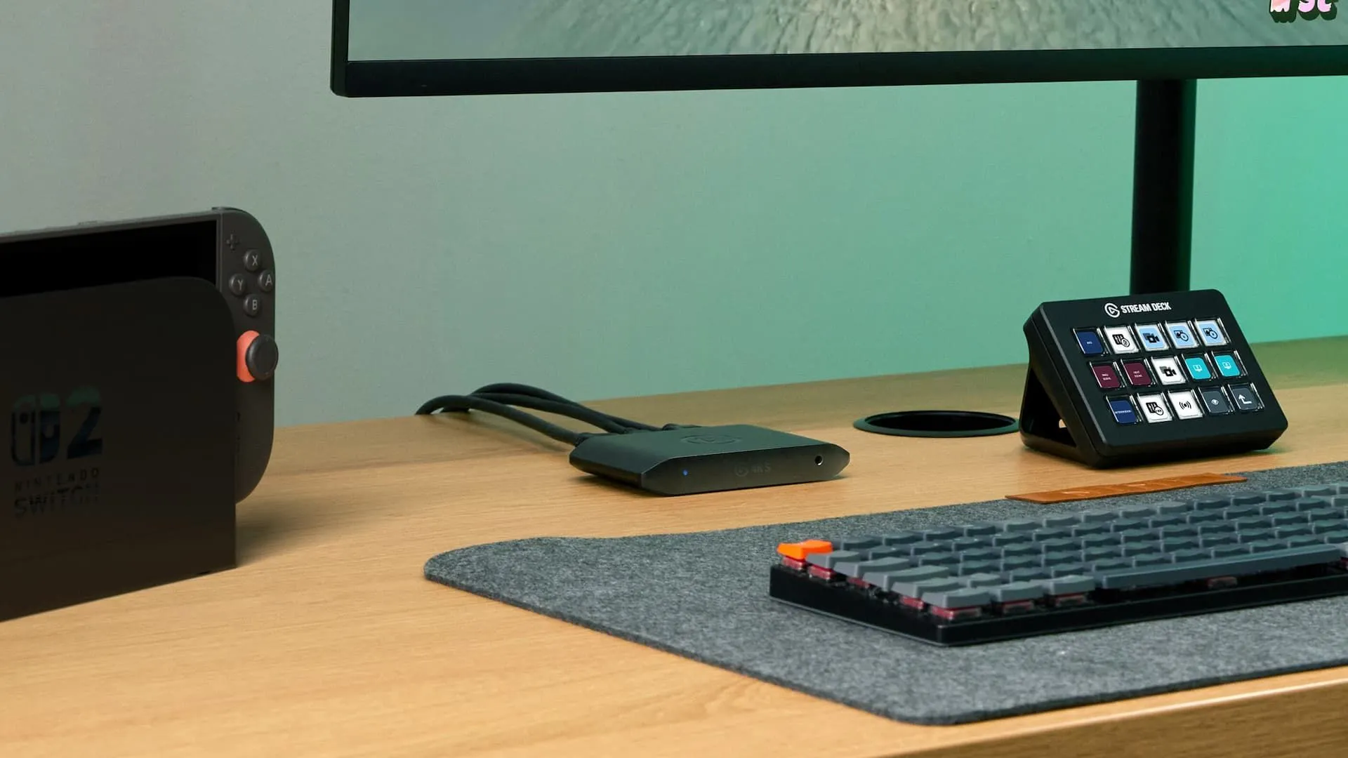 Thiết bị thu hình Elgato Game Capture 4K S màu đen đặt trên bàn làm việc gần bàn phím