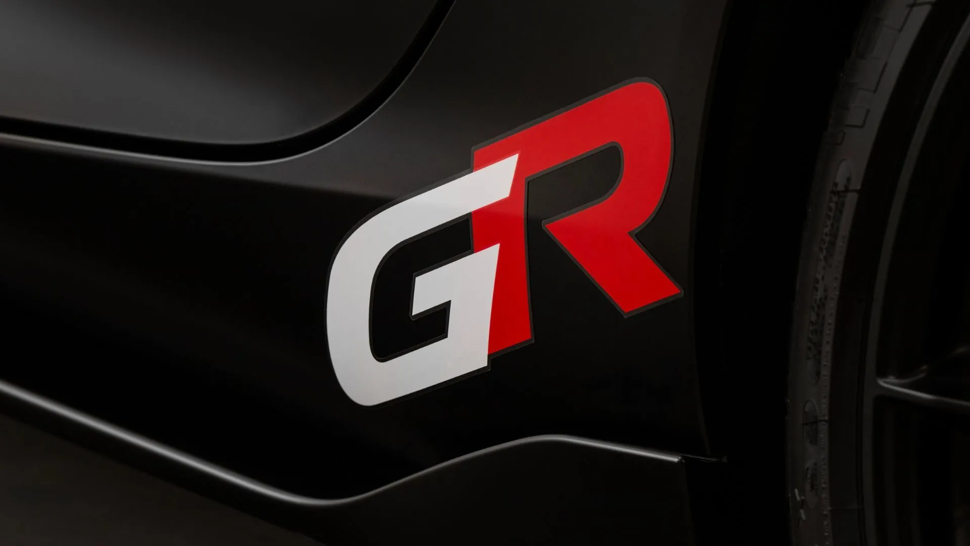 Thiết kế đuôi xe Toyota GR Supra MkV Final Edition 2026 với cánh gió sợi carbon và logo Supra màu đen mờ.
