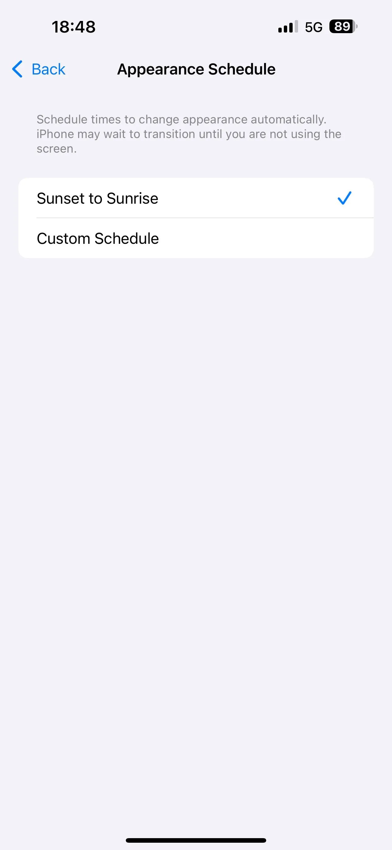 Thiết lập chế độ tự động &quot;Từ Hoàng hôn đến Bình minh&quot; cho giao diện hiển thị iPhone.