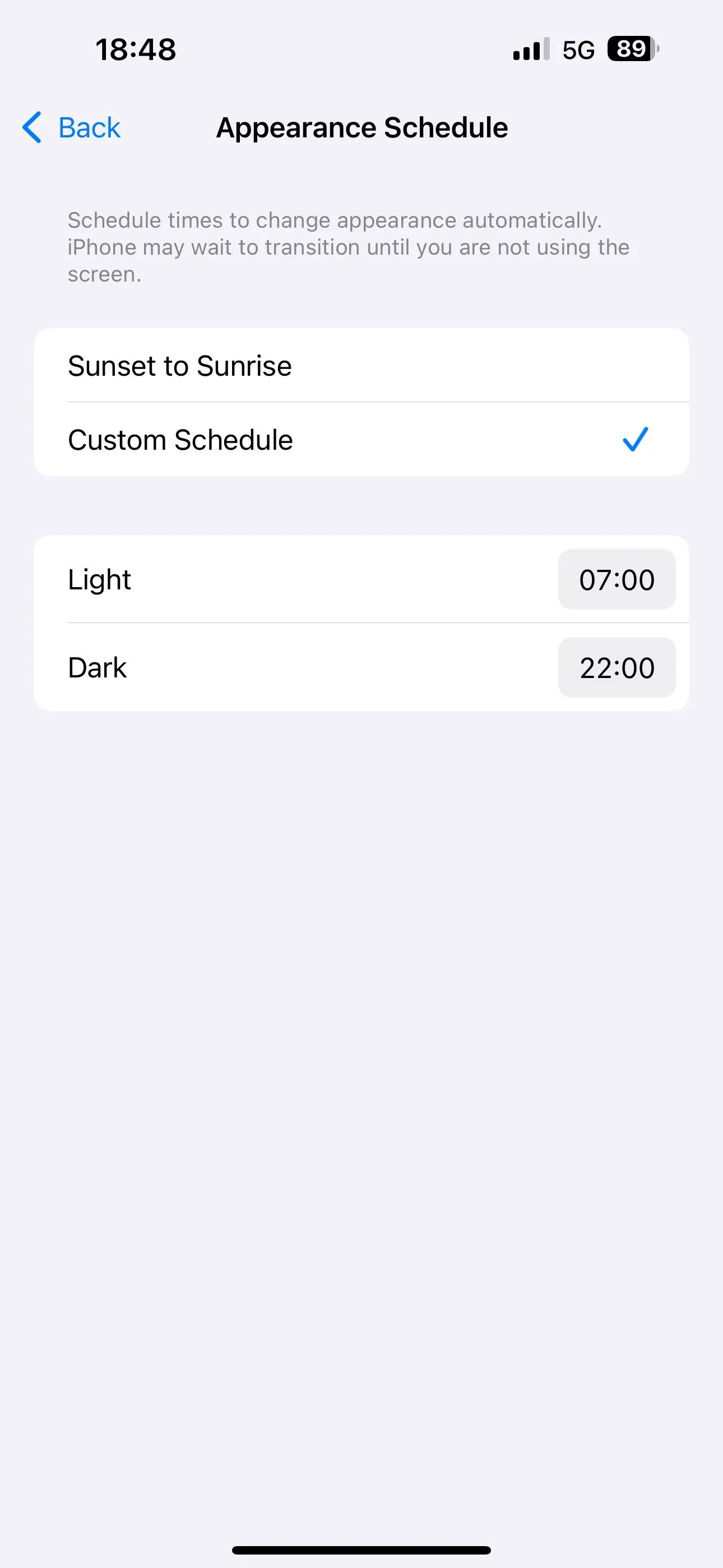 Thiết lập lịch trình tùy chỉnh cho Chế độ Tối và Chế độ Sáng tự động trên iPhone.