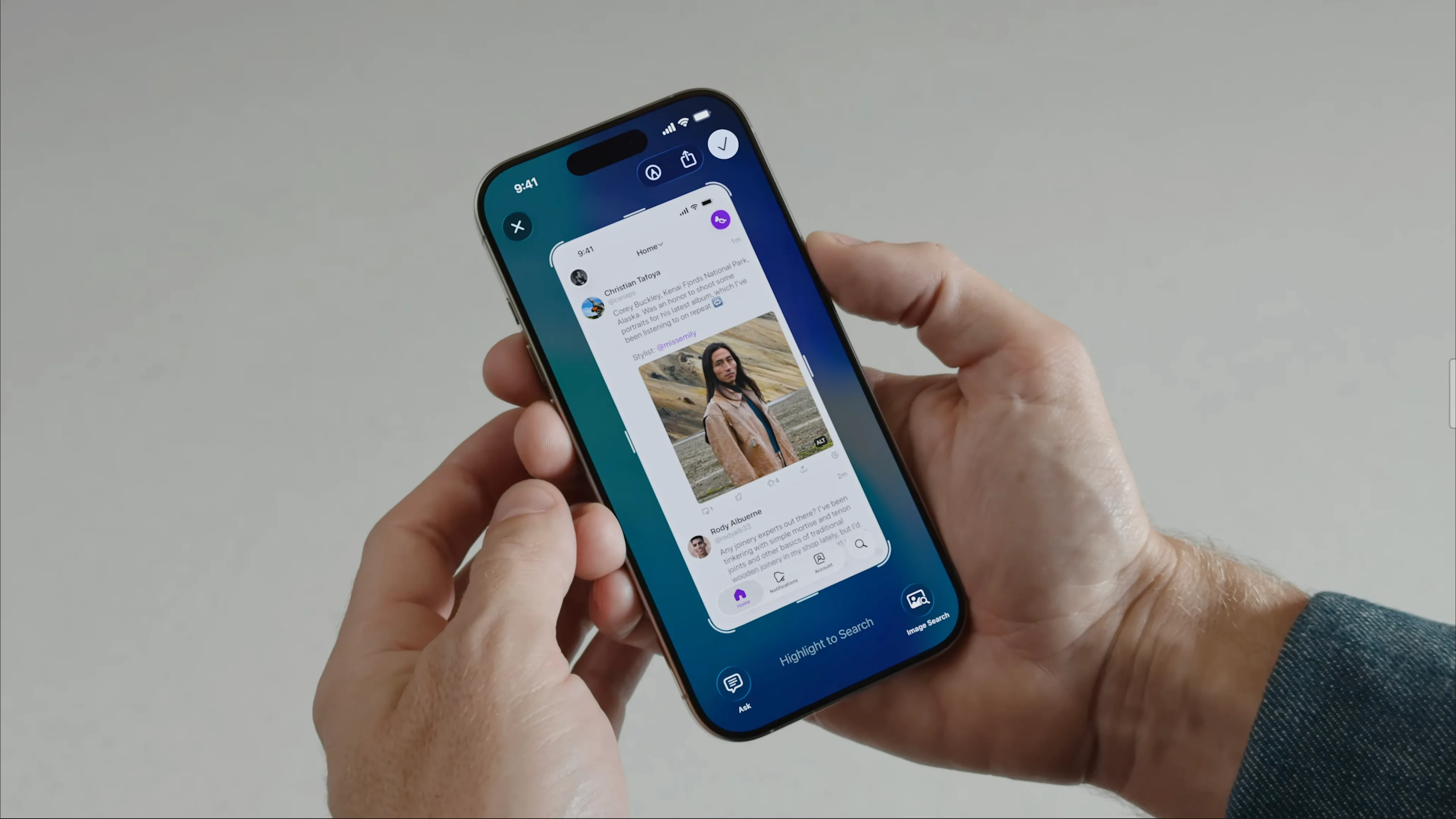 Tính năng Visual Intelligence mở rộng kết hợp với Ask ChatGPT trên iOS 26, cho phép tìm kiếm và hỏi đáp thông minh.
