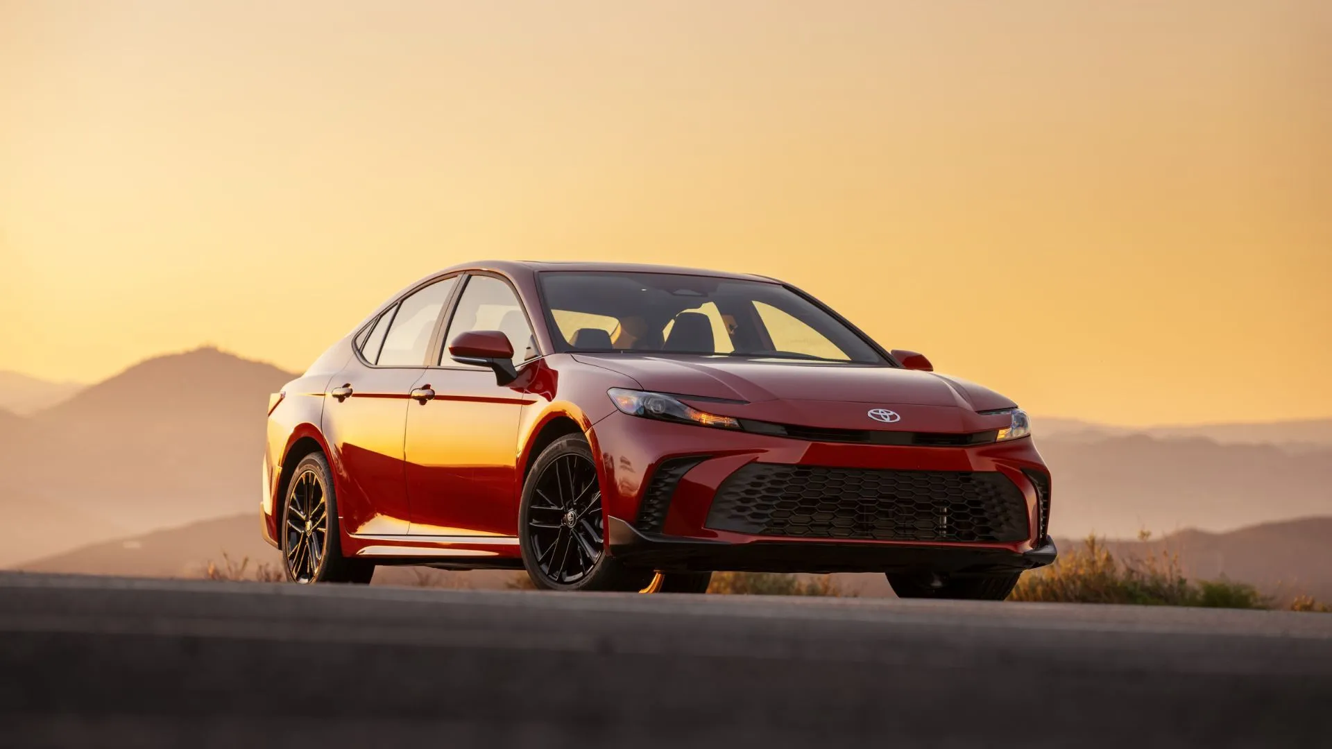 Toyota Camry Hybrid 2025 màu đỏ, một trong những dòng xe hybrid bán chạy nhất của Toyota hiện nay.