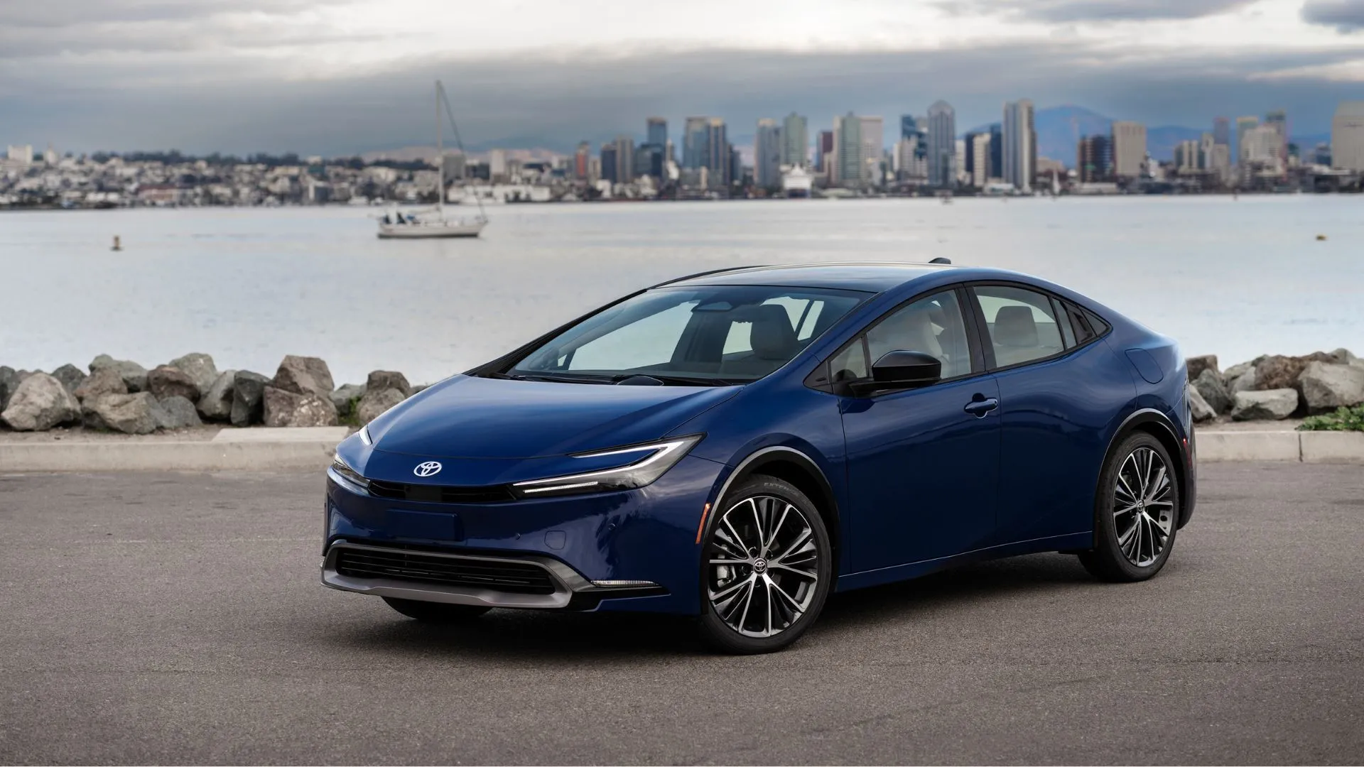 Toyota Prius 2025 màu xanh đậm, biểu tượng của dòng xe hybrid đang có doanh số tăng vọt.