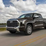 Toyota Tundra 2025 di chuyển trên đường, minh họa mẫu xe bị ảnh hưởng bởi đợt thu hồi đèn lùi.