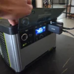 Trạm sạc di động Goal Zero Yeti đang sạc điện thoại gập và các thiết bị khác trong lúc mất điện.