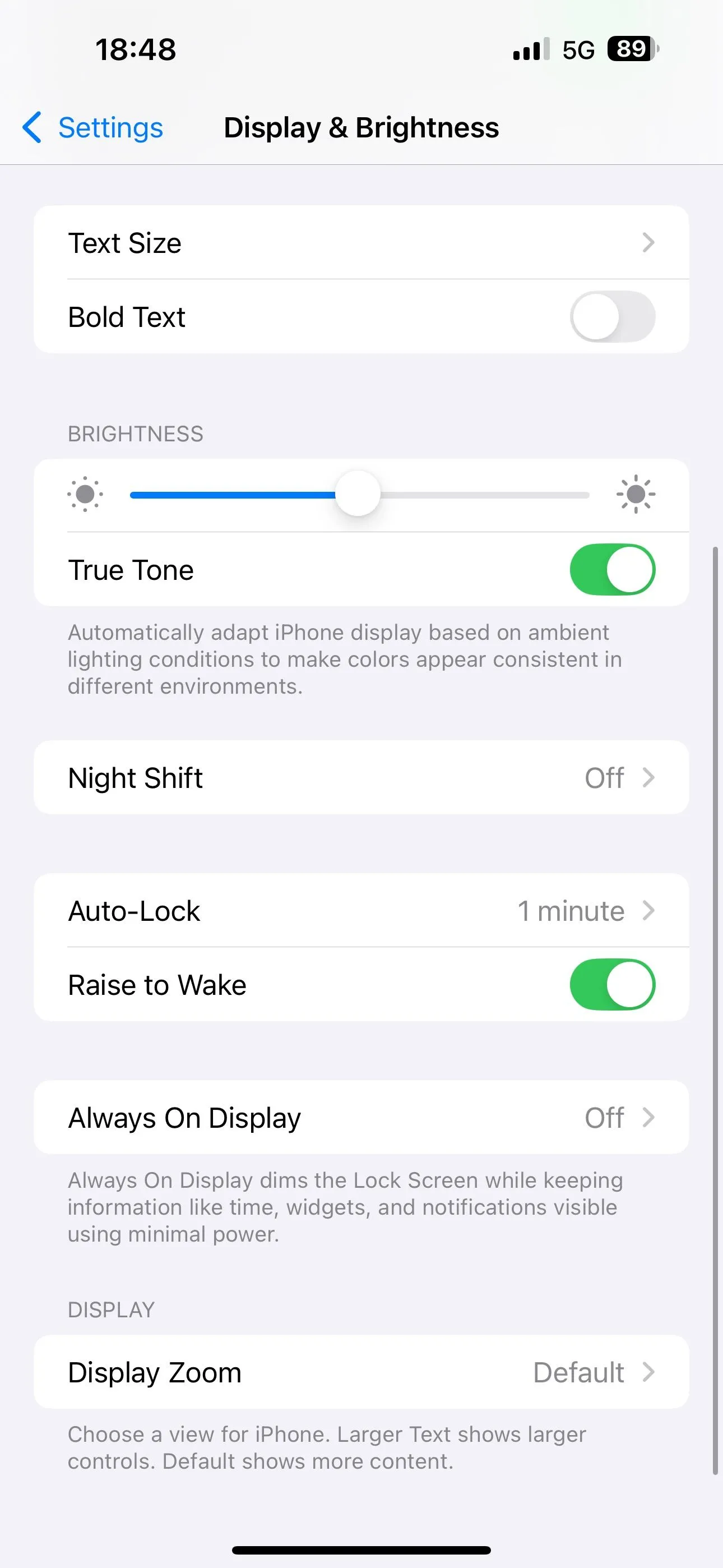 Trang cài đặt Màn hình &amp; Độ sáng hiển thị tùy chọn Night Shift đang tắt.