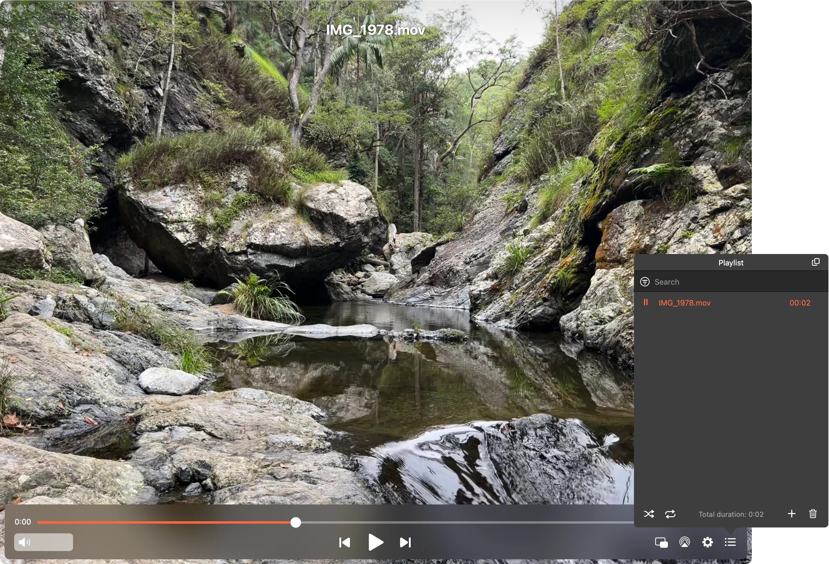 Trình phát đa phương tiện Elmedia Player trên macOS với giao diện người dùng thân thiện, đang phát một video, minh họa khả năng hỗ trợ nhiều định dạng.