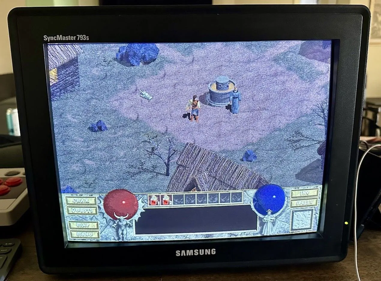 Tựa game Diablo hiển thị trên màn hình CRT, tái hiện đồ họa cổ điển chân thực.