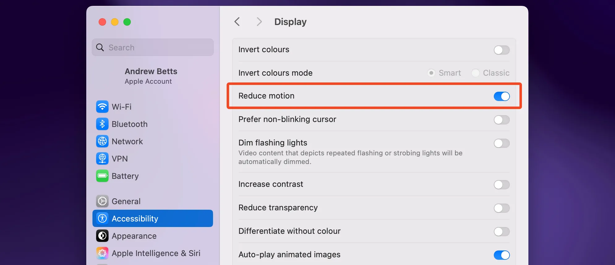 Tùy chọn "Giảm Chuyển Động" (Reduce Motion) trong cài đặt Trợ năng của macOS, giúp tắt hiệu ứng động và tăng tốc hệ thống.