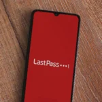 Ứng dụng LastPass trên màn hình điện thoại, minh họa các dịch vụ quản lý mật khẩu đám mây
