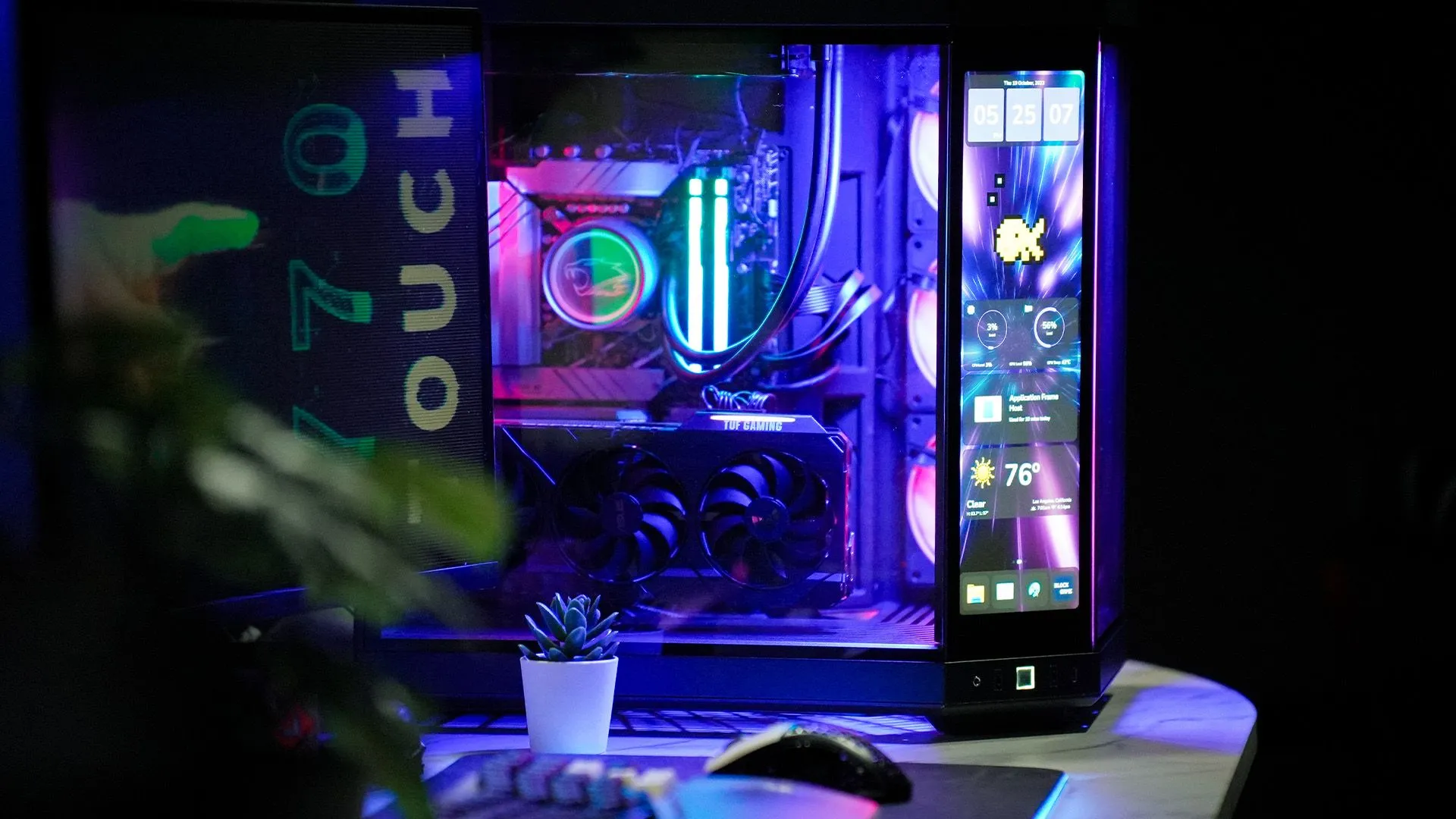 Vỏ case HYTE Y70 Touch màu đen với màn hình cảm ứng tích hợp, thể hiện sự đa dạng và tính cá nhân hóa trong lựa chọn case PC.