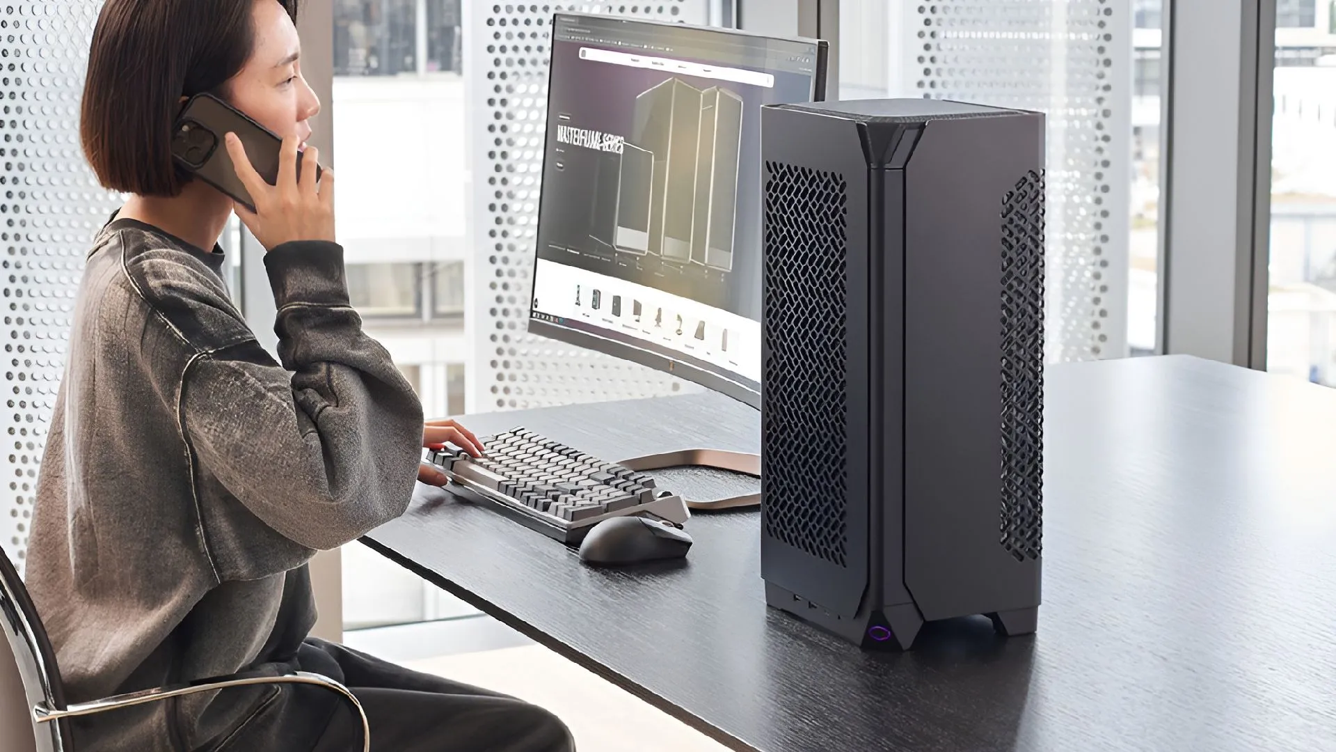 Vỏ máy tính Cooler Master NCORE 100 MAX màu đen với quạt tản nhiệt lớn ở phía trước.