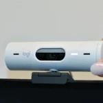 webcam gắn trên màn hình máy tính để họp trực tuyến