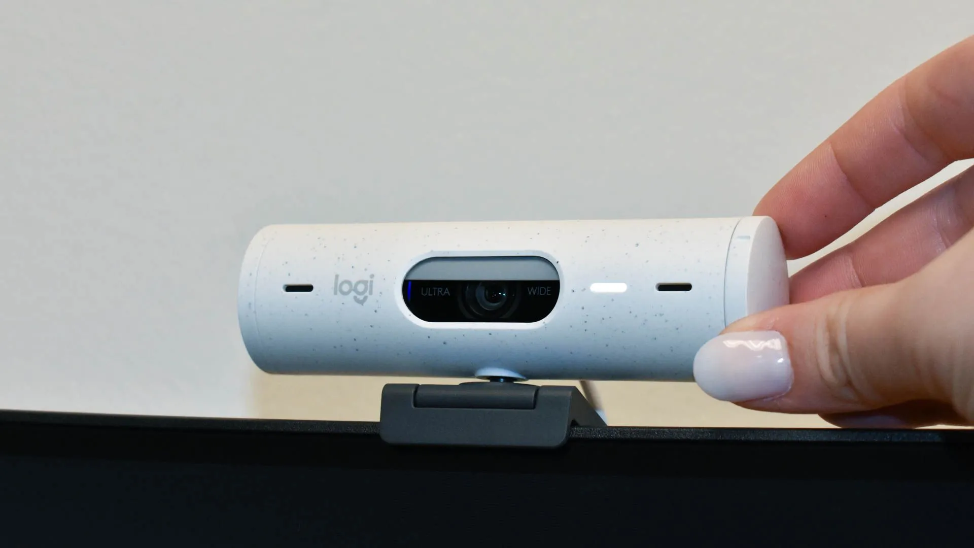 webcam gắn trên màn hình máy tính để họp trực tuyến