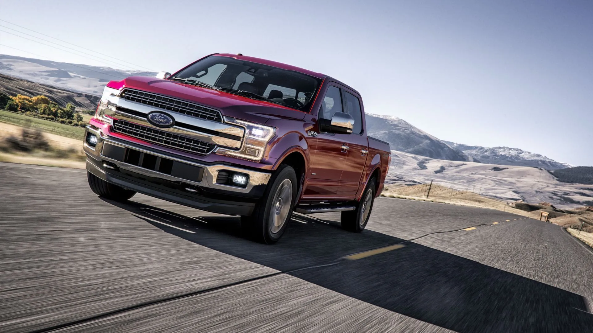 Xe bán tải Ford F-150 Lariat màu đen đang lái trên đường đất, mẫu xe đối mặt với vụ kiện về lỗi hộp số 10 cấp.