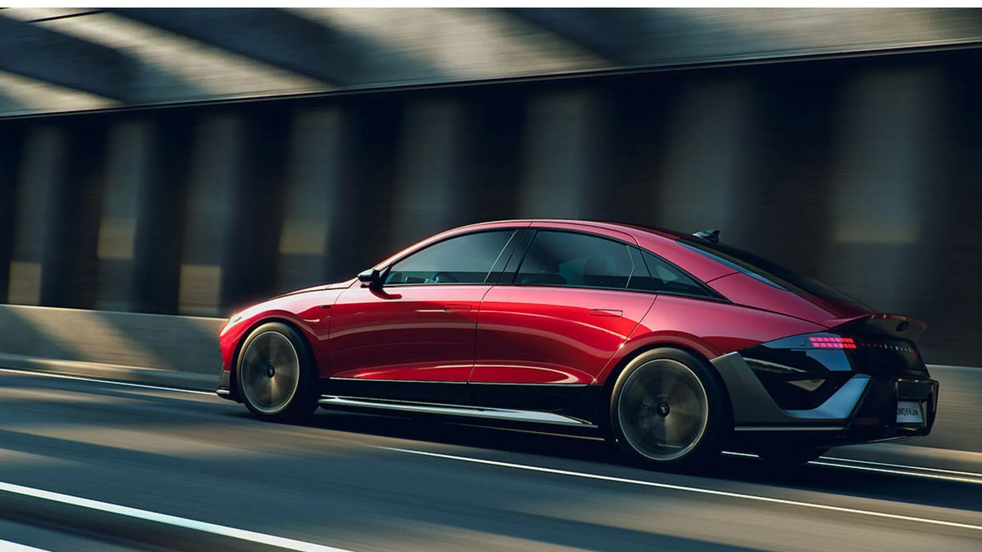 Xe điện Hyundai Ioniq 6 màu bạc, với thiết kế khí động học và đèn hậu độc đáo, được giới thiệu là phiên bản cập nhật với ngoại hình tinh tế hơn.