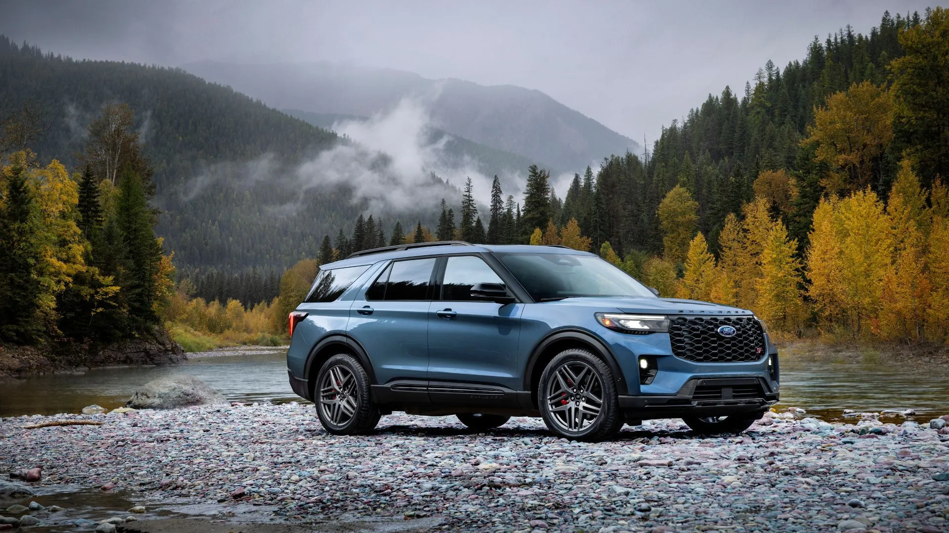 Xe Ford Explorer 2025 màu xanh đậu giữa thiên nhiên, dòng xe cũng bị ảnh hưởng bởi lỗi phần mềm điều khiển hệ thống truyền động.