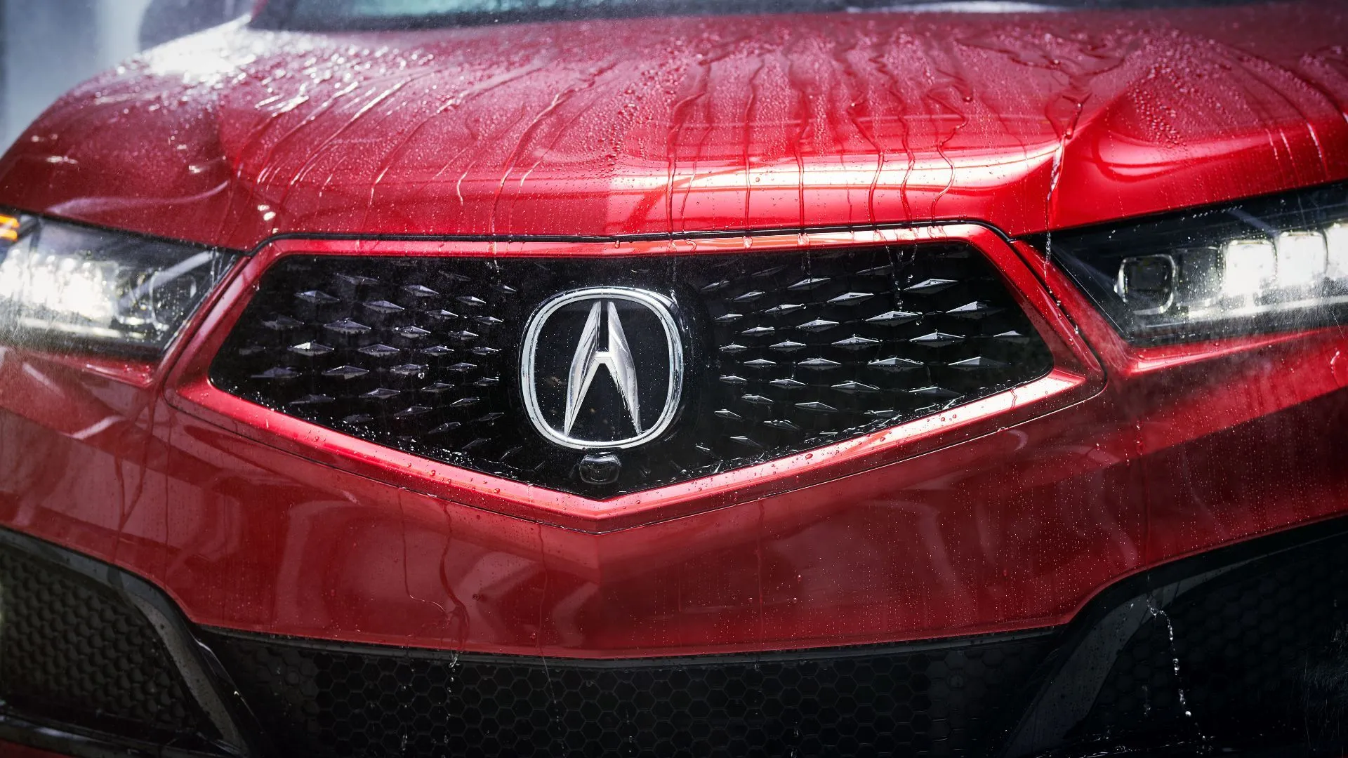 Xe SUV Acura MDX màu trắng đậu bên ngoài