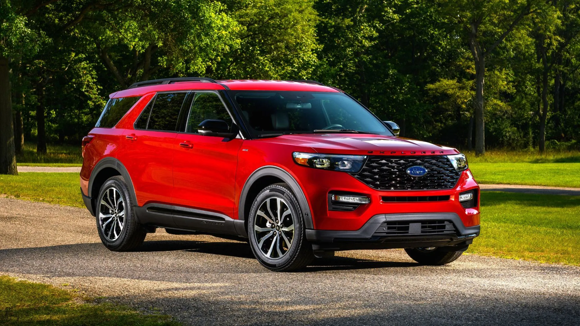 Xe SUV Ford Explorer ST-Line đời 2022 màu đen bóng, được chụp từ góc thấp, thể hiện sự mạnh mẽ và hiện đại.