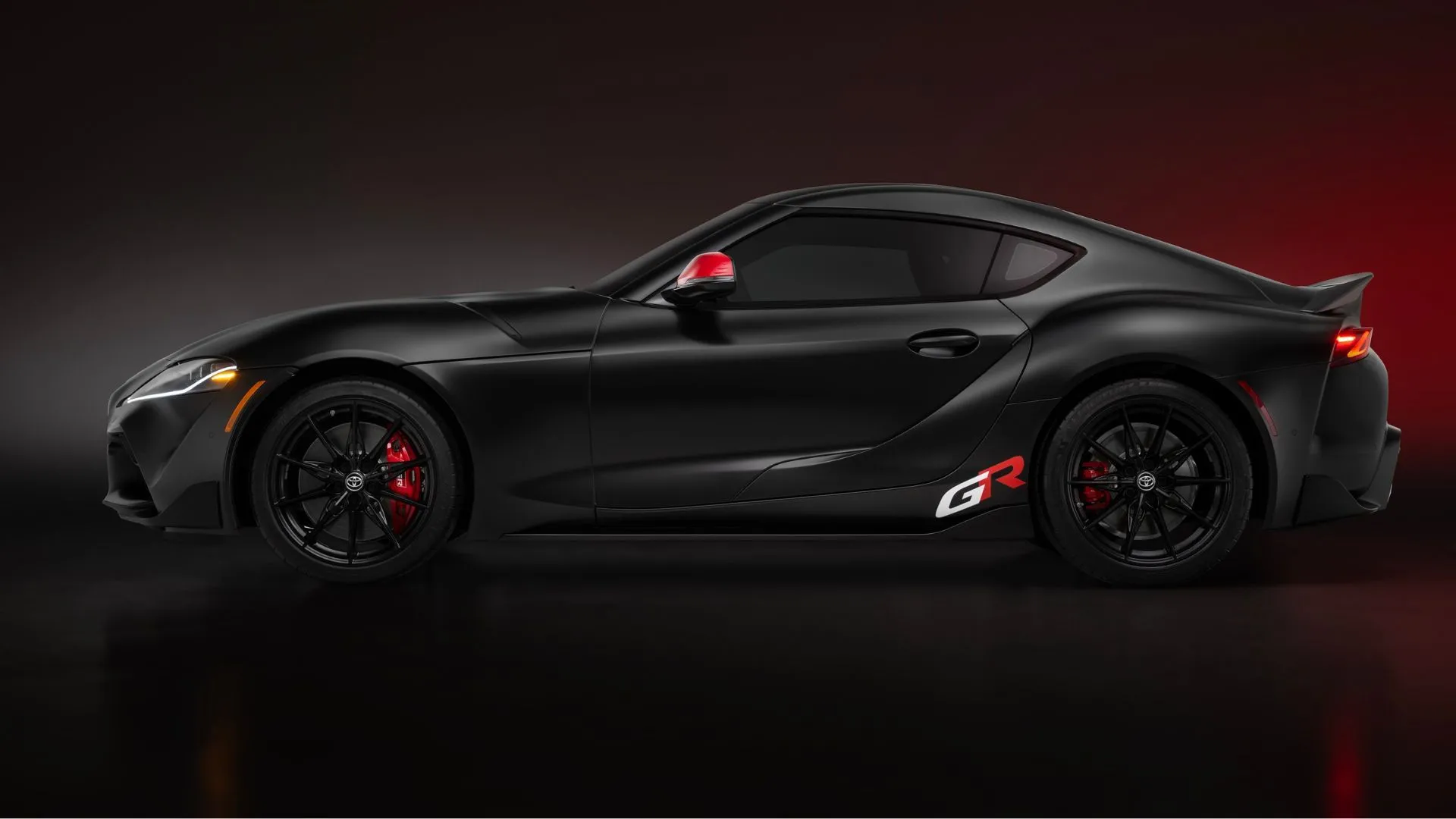 Xe thể thao Toyota GR Supra 2026 màu đỏ rực rỡ, góc chụp thấp thể hiện thiết kế mạnh mẽ và hiệu suất cao, đánh dấu sự kết thúc của dòng xe này.